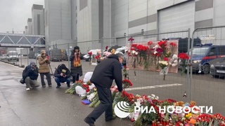 . Председатель МГД Алексей Шапошников возложил цветы к стихийному мемориалу у Крокуса
