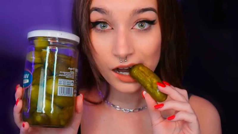 Akuma ASMR 20210406 ASMR COMIENDO PEPINILLOS un poco b Ju