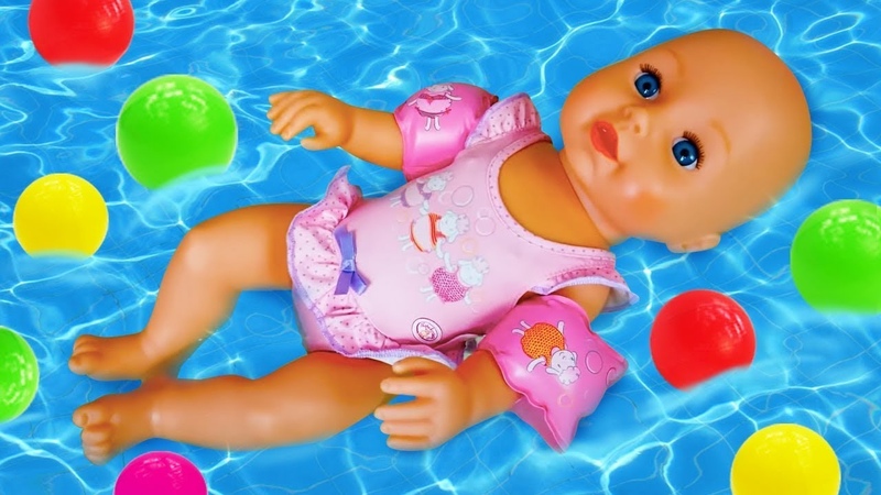 La vie de Baby Born Annabelle. Jeux éducatifs pour enfant. Apprenez à nager et à