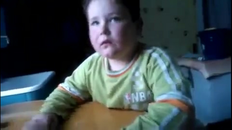 Мальчик учит
