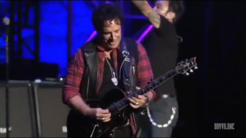 Нил Шон Соло из песни Whos Crying Now