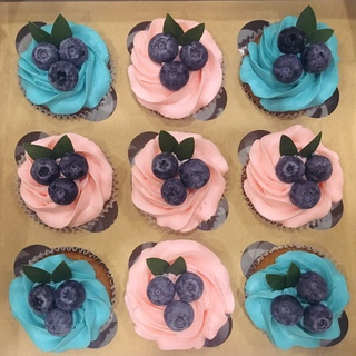 Капкейки с голубикой. Капкейки с голубикой. Капкейки декор голубика. Капкейки с голубикой. Черничные капкейки.