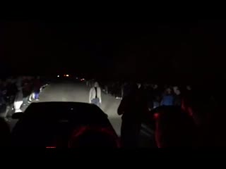 В Омске стритрейсер перепутал передачи и въехал в толпу болельщиков..mp4