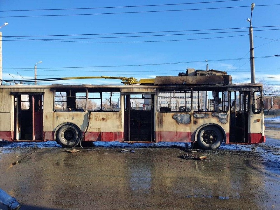 В Челябинске один троллейбус сгорел, второй столкнулся с такси Это картинка