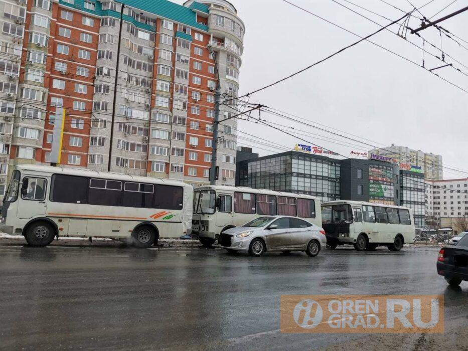 В Оренбурге на проспекте Победы произошло тройное ДТП с участием автобусов Это картинка