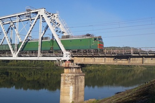 Электровоз ВЛ10у-1013 с грузовым составом на мосту через р. Томь, перегон Карлык - Томусинская